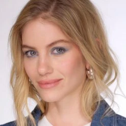 Velvet Love Eyeliner Pencil (Metallic Azure Blue)(Velvet Love Eyeliner Pencil Metallic Azure Blue) -Zoeva Kosmetik Geschaft PDP25 VLEP034 VLEP Q225 Valeria