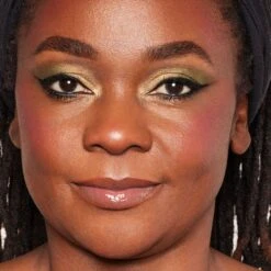 Velvet Love Eyeshadow Quad Palette (Emerald Green Eyes)(Velvet Love Eyeshadow Quad Emerald Green Eyes) -Zoeva Kosmetik Geschaft PDP25 VLEQ006 EmeraldGreen OldImagery